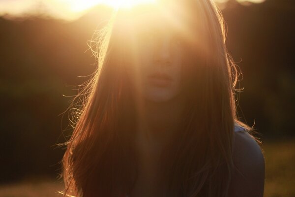 Muddy image of a brunette girl s face