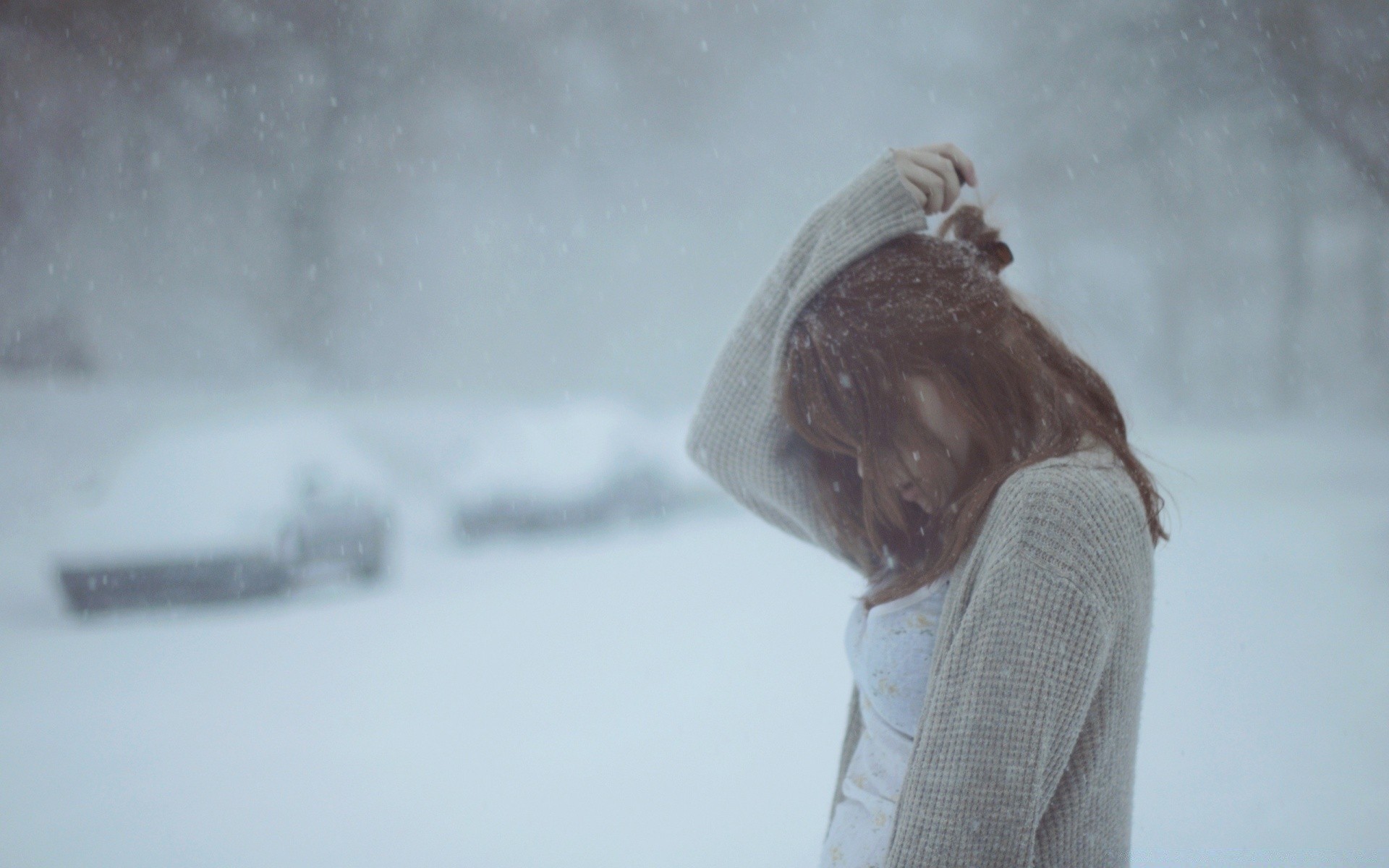 autre fille adulte hiver un portrait neige fille femme flou porter paysage froid tempête expression faciale lumière du jour lumière homme glace couverture voile