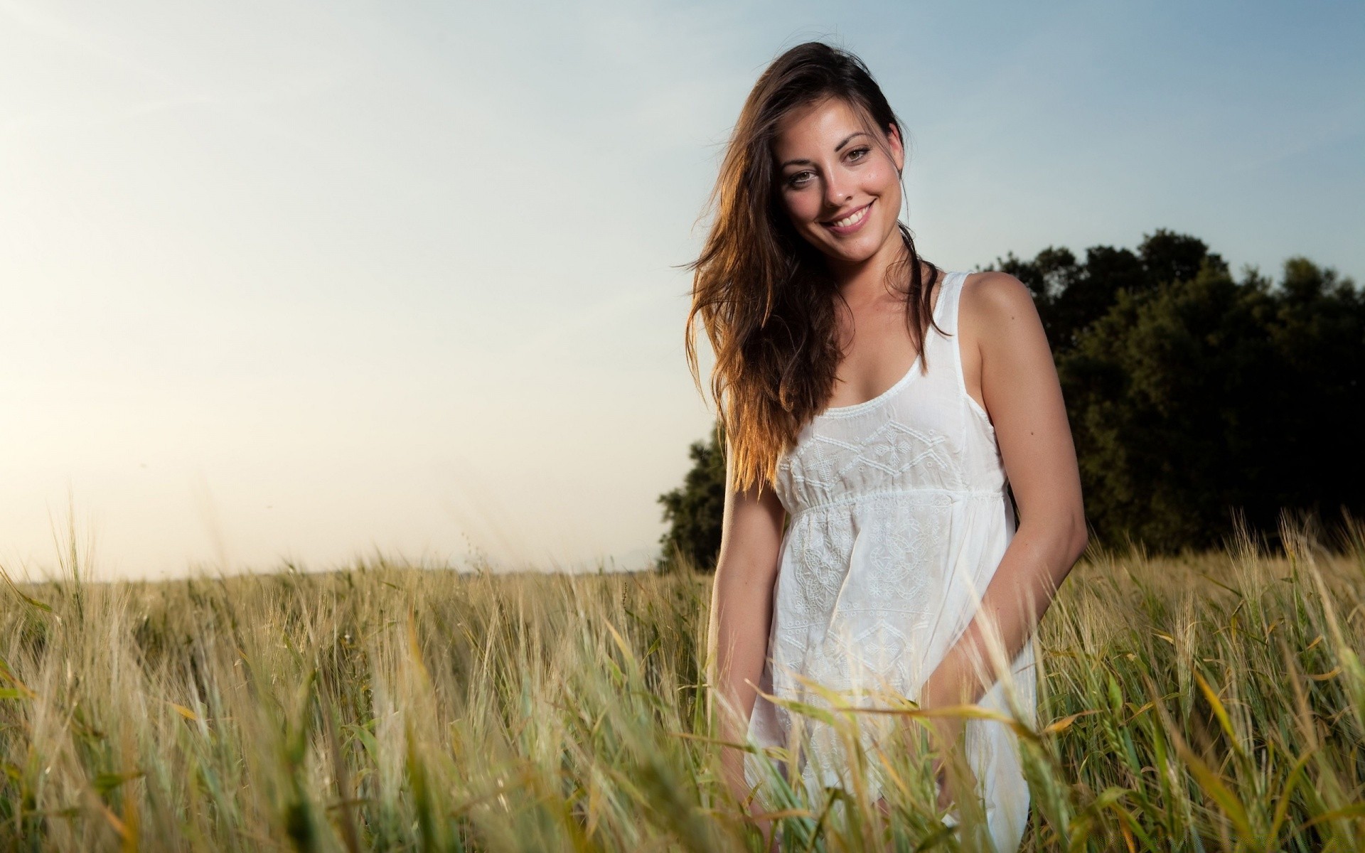 autres filles nature herbe champ été à l extérieur foin liberté beau temps blé campagne coucher de soleil soleil vent détente femme fille