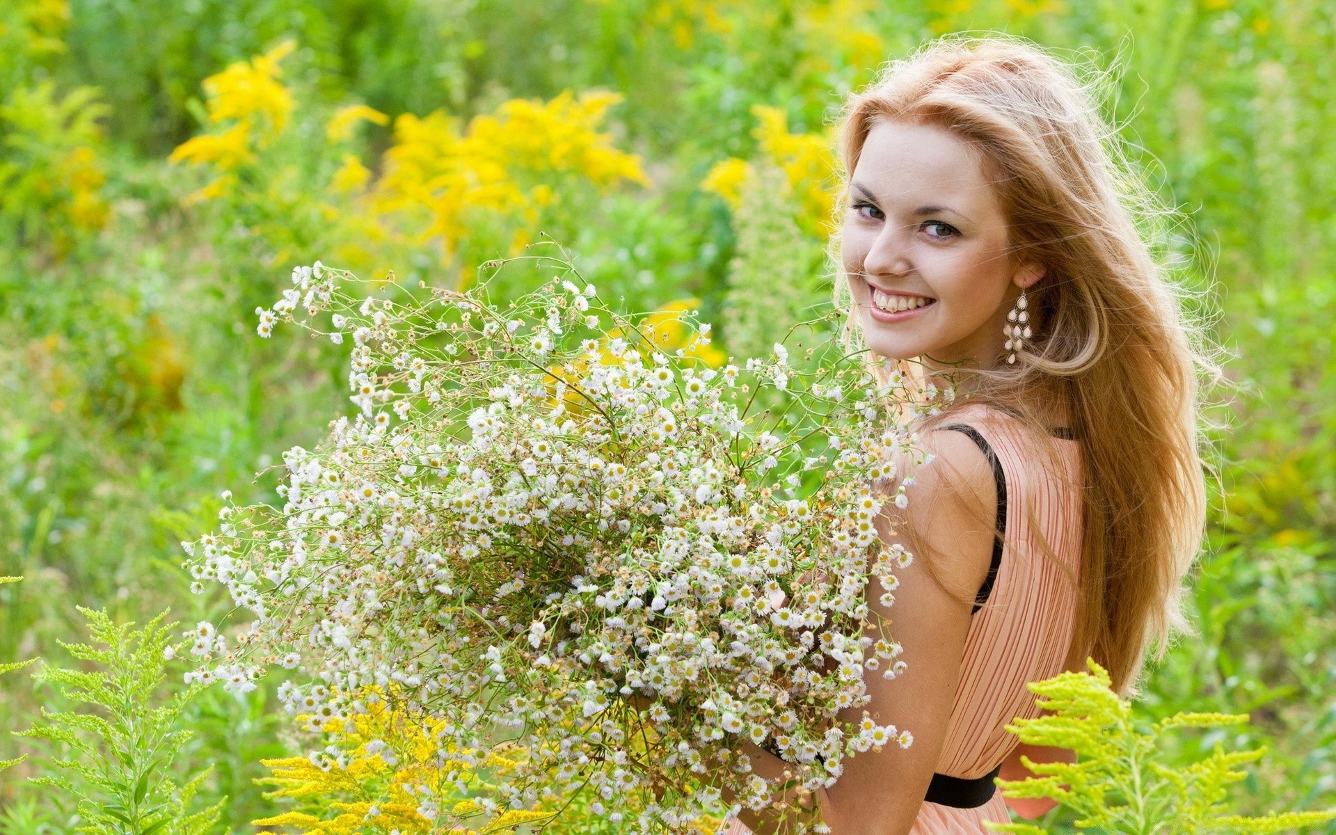 otras chicas naturaleza verano hierba al aire libre flor parque heno buen tiempo campo hermoso exterior vacaciones