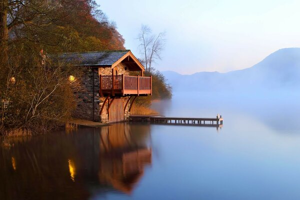 Casa a orillas del lago tranquilo