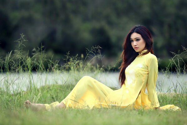 Ragazza in un vestito giallo facile sulla natura