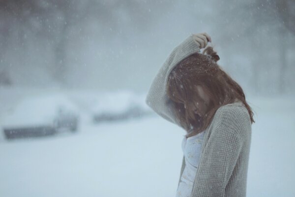 Winter photo shoot of a girl on the street