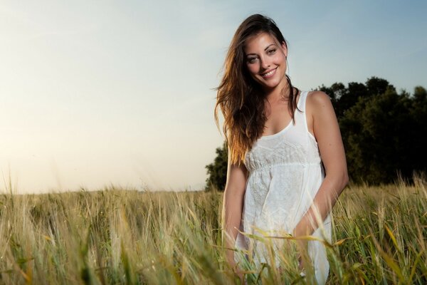 Hermosa chica en la naturaleza