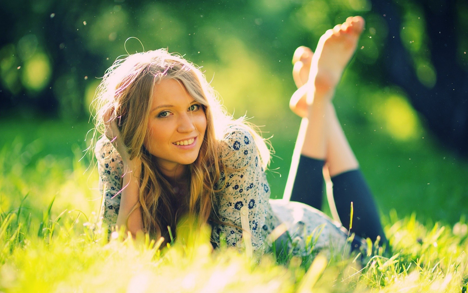 otras chicas naturaleza hierba verano parque heno hermoso campo placer al aire libre chica ocio libertad alegría mujer felicidad buen tiempo relajación césped sonrisa sol