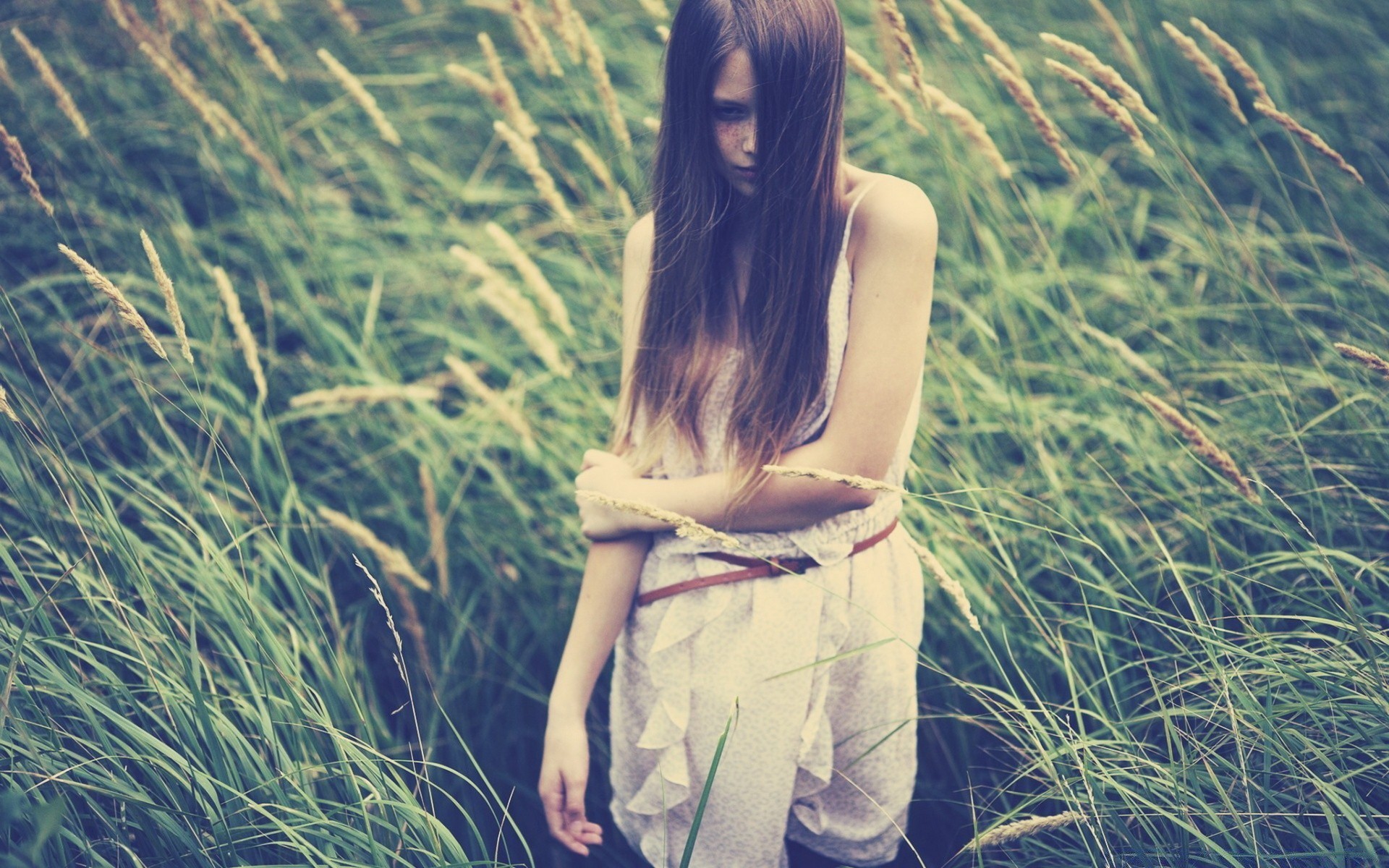 altre ragazze natura erba estate all aperto relax campo bella ragazza donna bel tempo da solo fieno sole libertà acqua giovane tempo libero