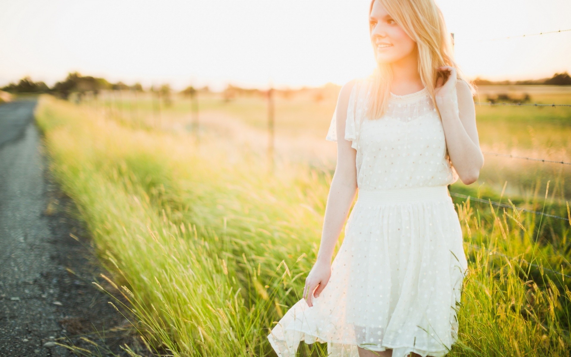 otras chicas naturaleza hierba campo verano vestido al aire libre chica heno libertad mujer buen tiempo vacaciones campo rubia parque alegría retrato hermosa