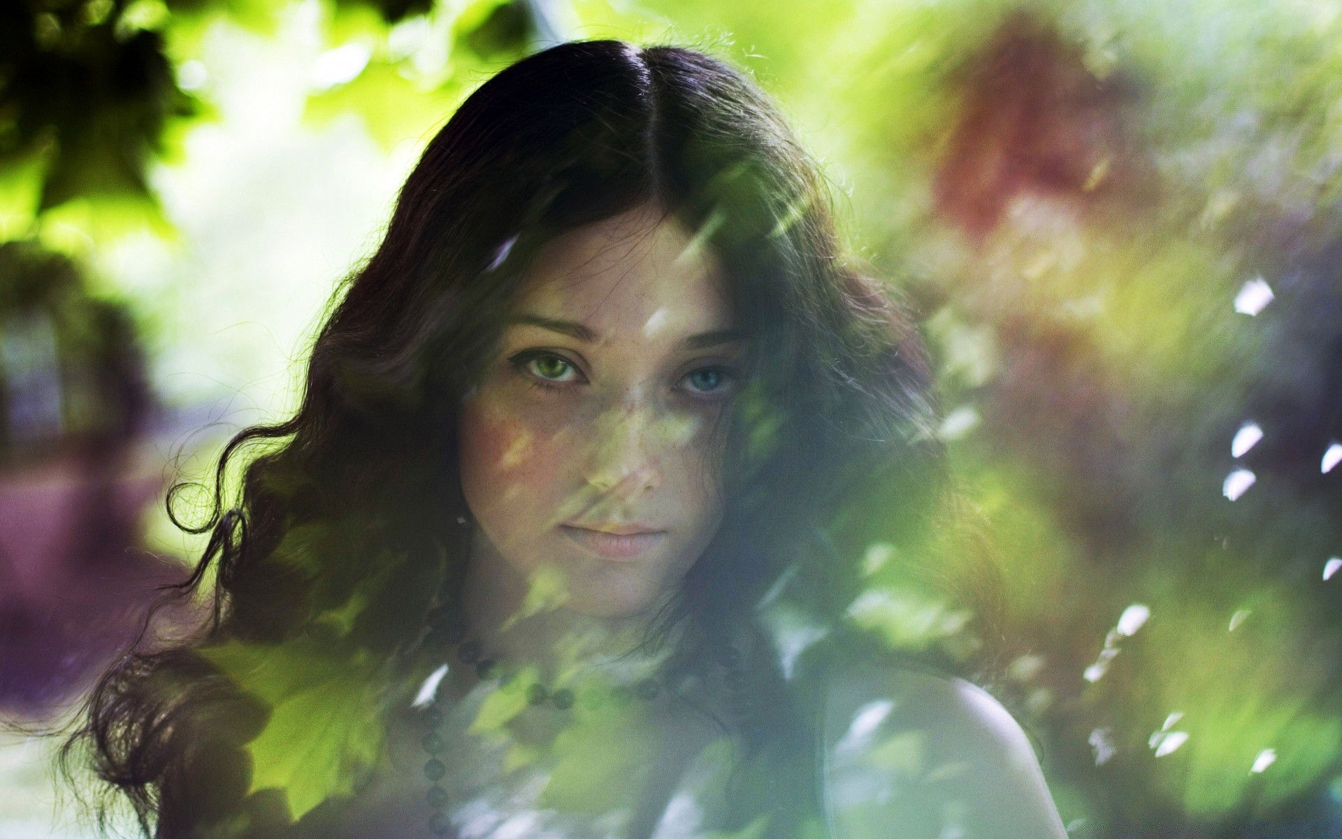 otras chicas retrato naturaleza chica cara hermosa mujer solo al aire libre adulto verano árbol parque joven sonrisa cabello