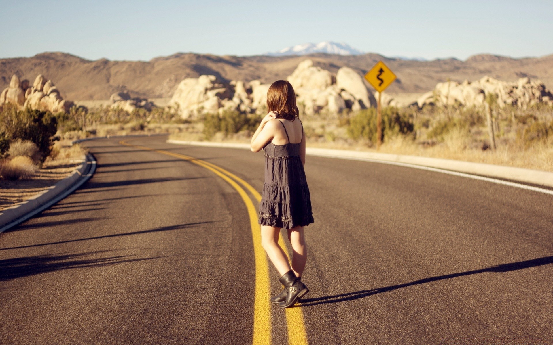 autre fille route désert voyage autoroute paysage fille asphalte ciel guide coucher de soleil nature adulte à l extérieur rue dépêchez - vous flou un