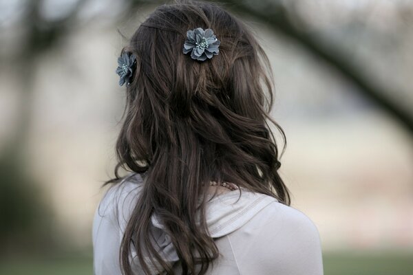 Fille aux cheveux noirs sur fond de nature