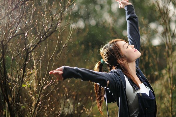 Chica en el parque de otoño. Naturaleza