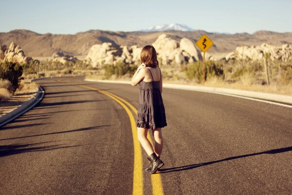 Filles de voyage du désert sur l autoroute