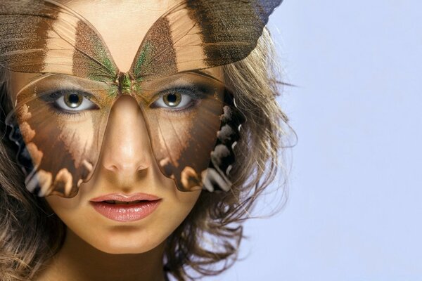 Portrait d une jeune fille dans un masque de papillon