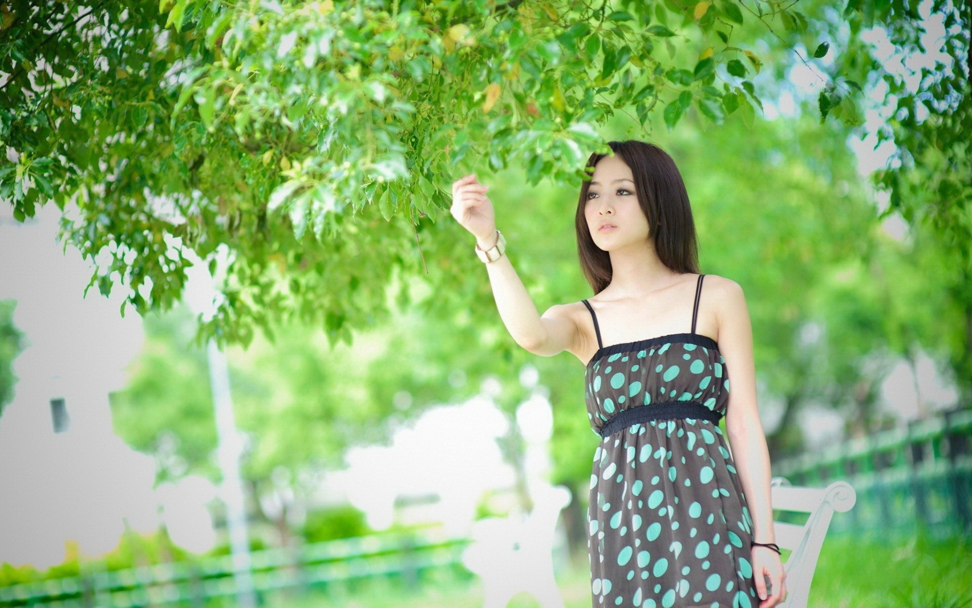 otras chicas naturaleza verano mujer hermosa al aire libre hierba chica parque vestido joven buen tiempo relajación solo