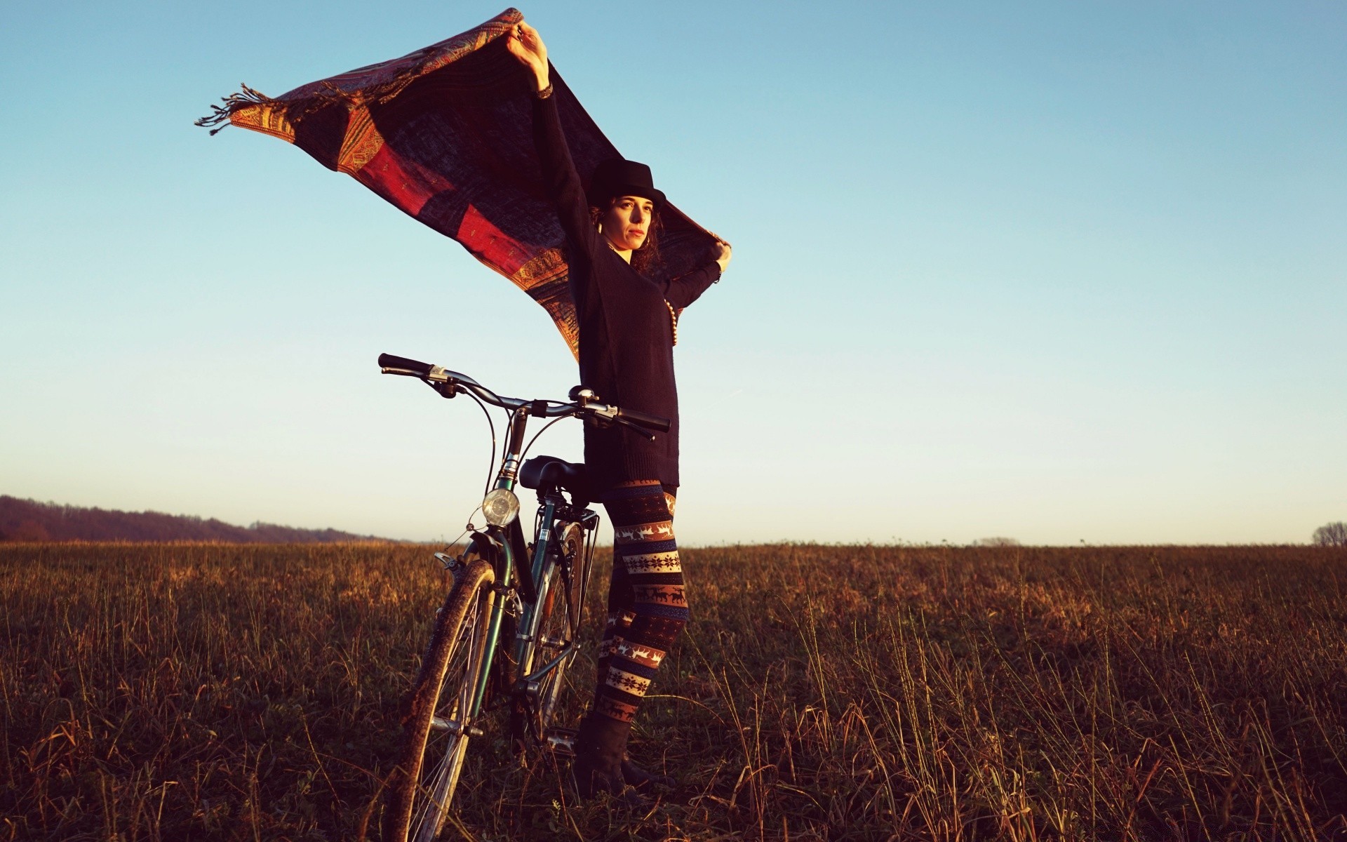 andere mädchen eins erwachsener im freien bebautes land himmel erholung erholung feld auto landschaft gras radfahrer sonnenuntergang transportsystem tageslicht