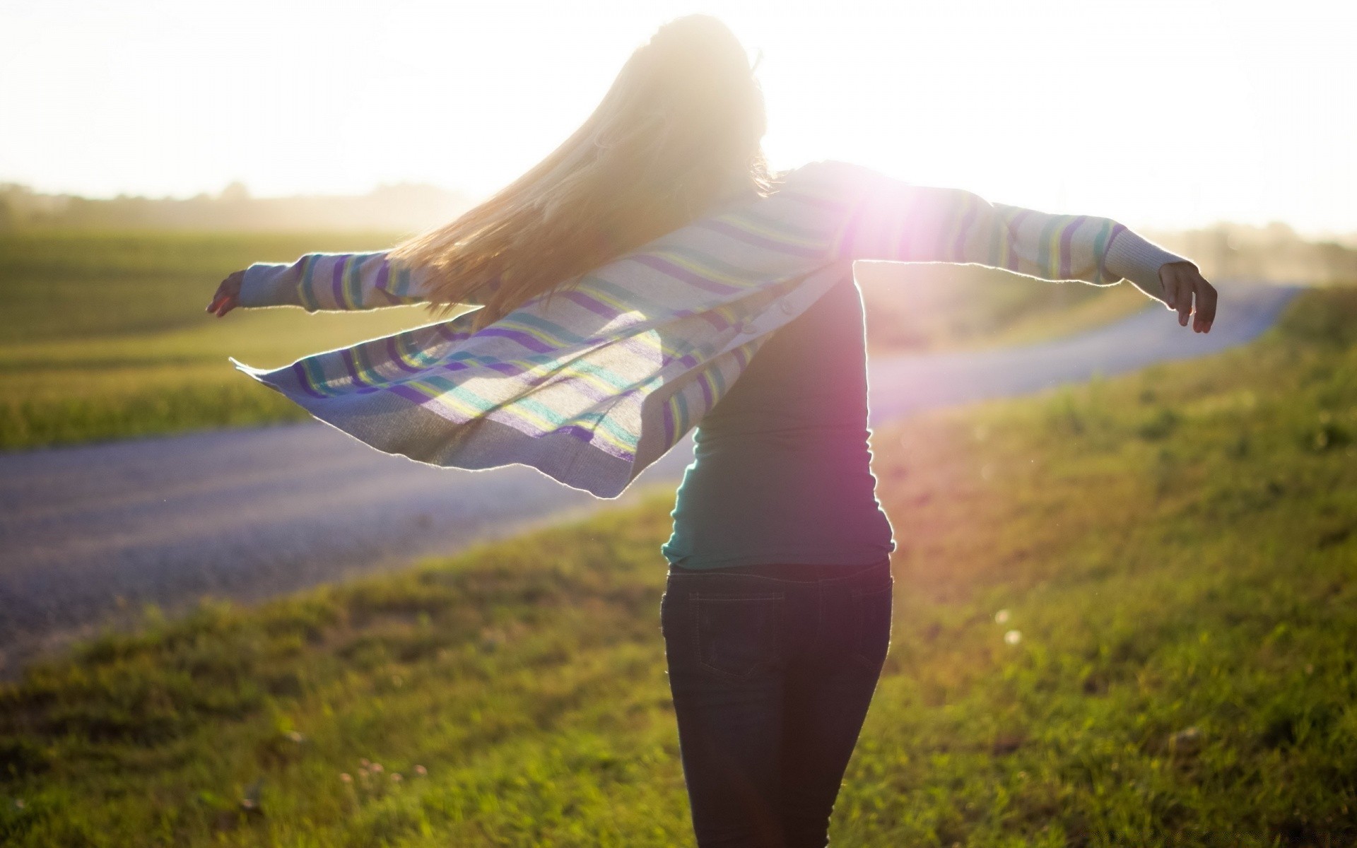 otras chicas hierba chica mujer naturaleza cielo al aire libre vacaciones libertad puesta de sol campo verano heno adulto buen tiempo sol paisaje solo placer