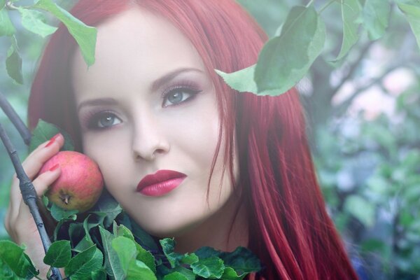 Jeune fille avec une pomme dans les mains