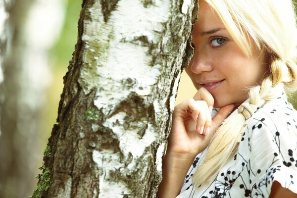 Une autre fille dans la nature à l extérieur