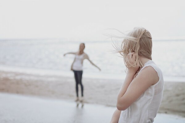 Dos chicas en la playa junto al mar