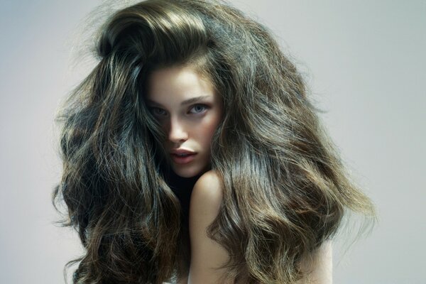 Portrait d une jeune fille avec une coiffure luxuriante