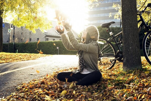 Día de otoño. Chica con hojas