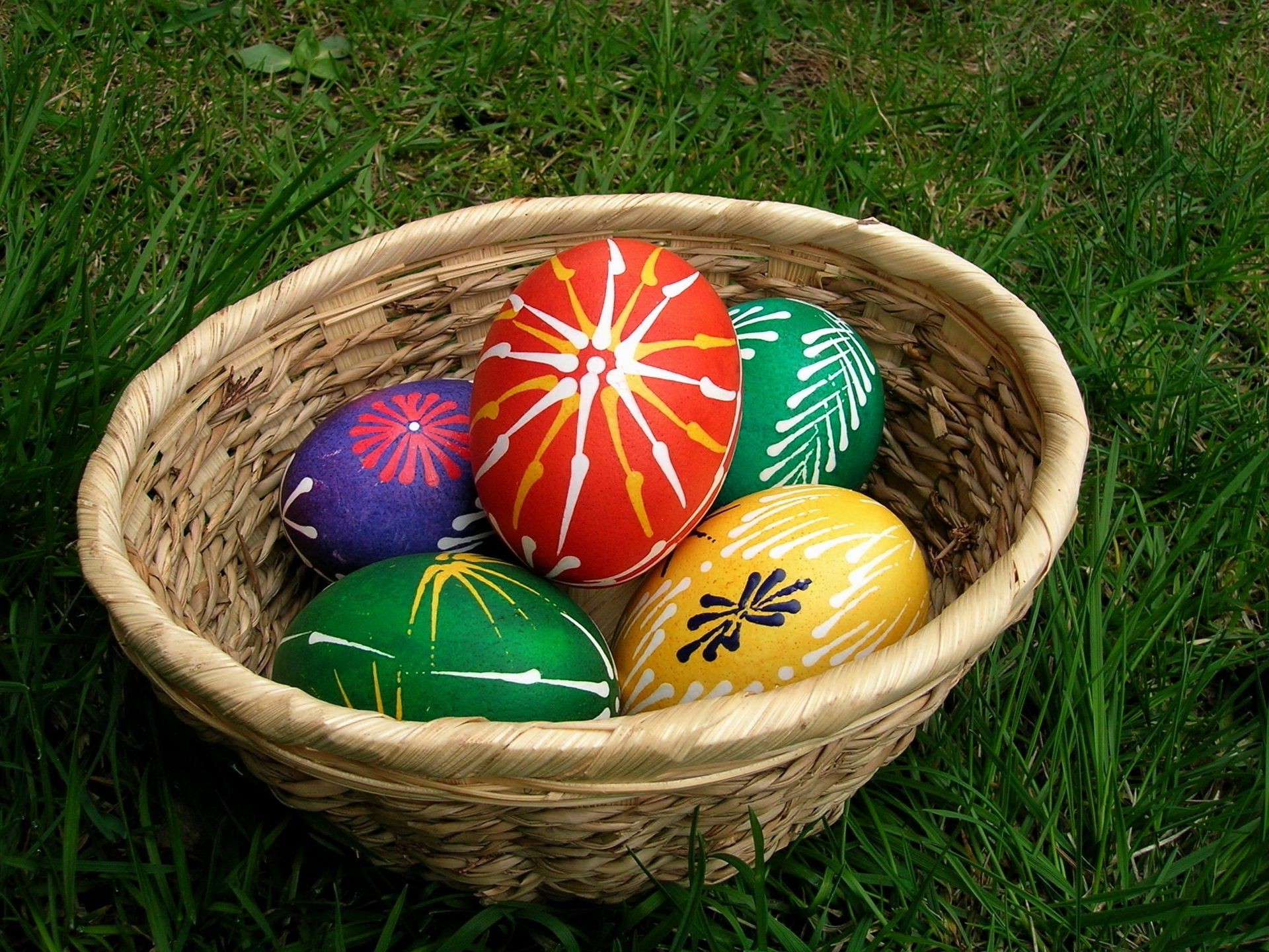 pâques panier oeuf herbe en osier alimentaire traditionnel nature fait à la main nid décoration couleur festival