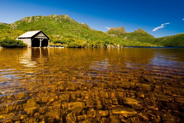 Agua clara en el lago junto a la montaña