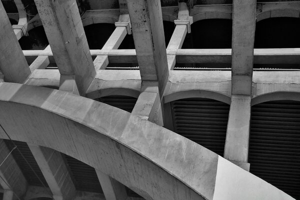 Archi in cemento con colonne di colore grigio