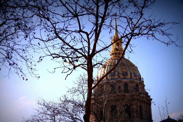 Kathedrale auf dem Hintergrund des Frühlingshimmels