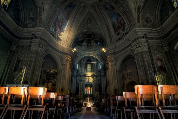 Iglesia con iluminación en tonos oscuros