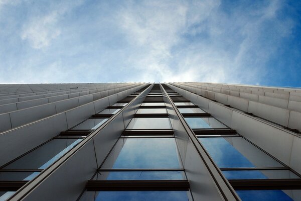 A building with a reflection of the blue sky