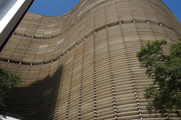 Casa moderna de vários andares. Vista exterior