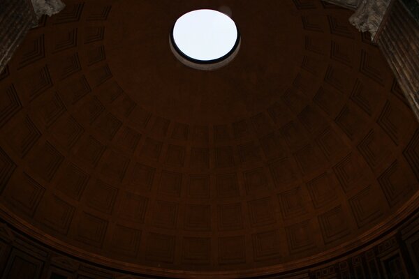 Buco nella cupola del tempio