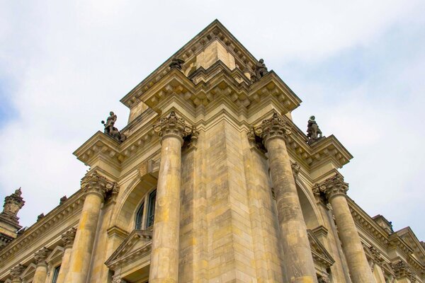 Ancienne cathédrale européenne avec des colonnes