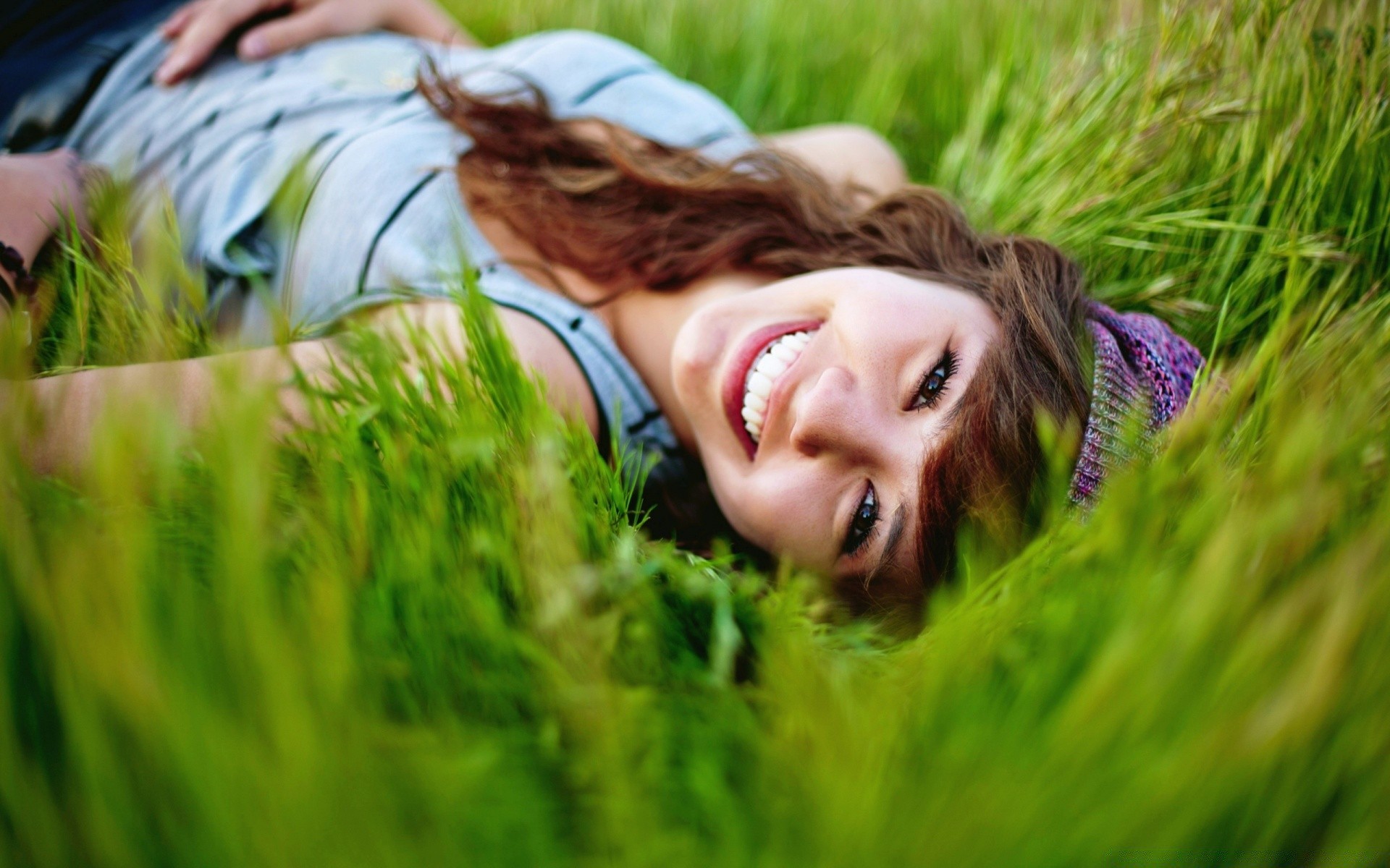 autres filles herbe nature foin champ été à l extérieur belle détente parc femme pelouse loisirs fille joie sourire beau temps liberté soleil plaisir jeune