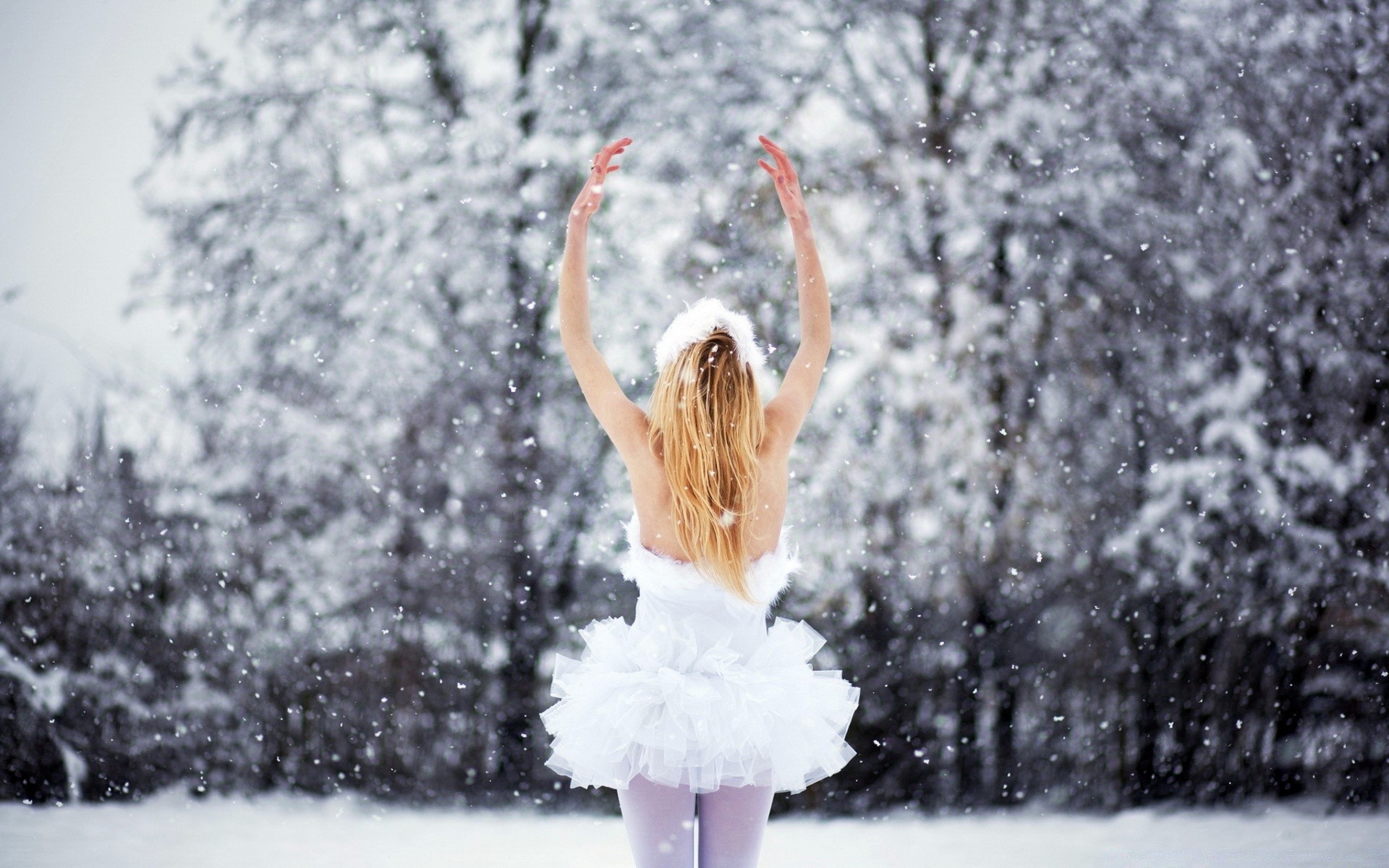 чарующая девушка в снегу скачать