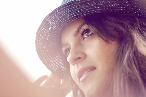 Hermosa mirada de la mujer en el sombrero