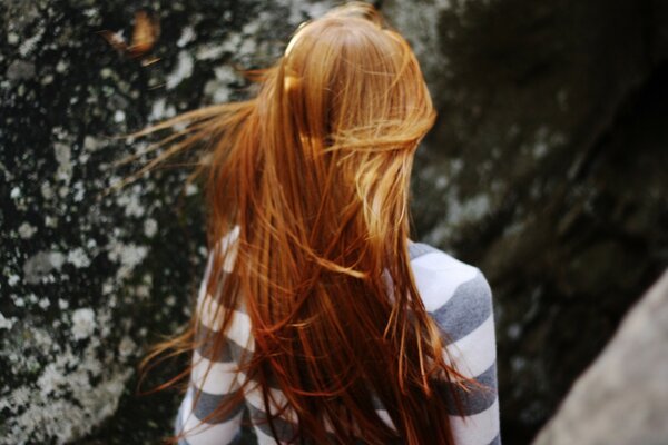 Donne con bei capelli in natura