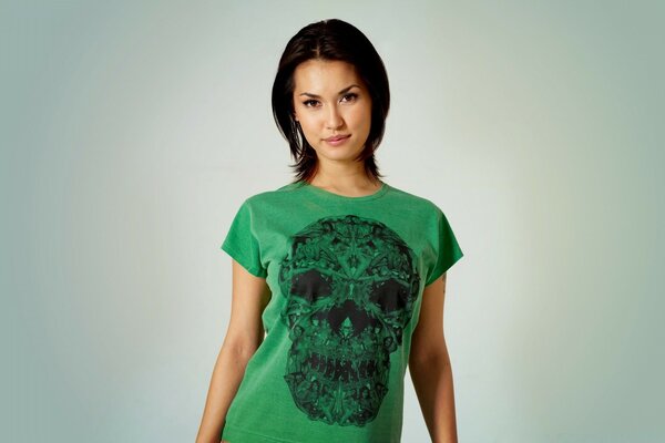 Fille aux cheveux courts en t-shirt vert