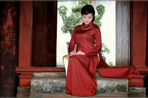 Fille sur les Marches en robe rouge