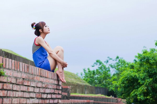 Foto vivida di una ragazza nella natura