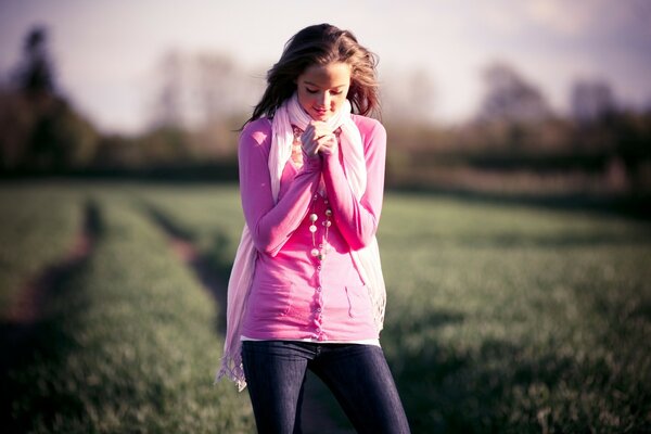 Fille dans une veste rose Serra les mains