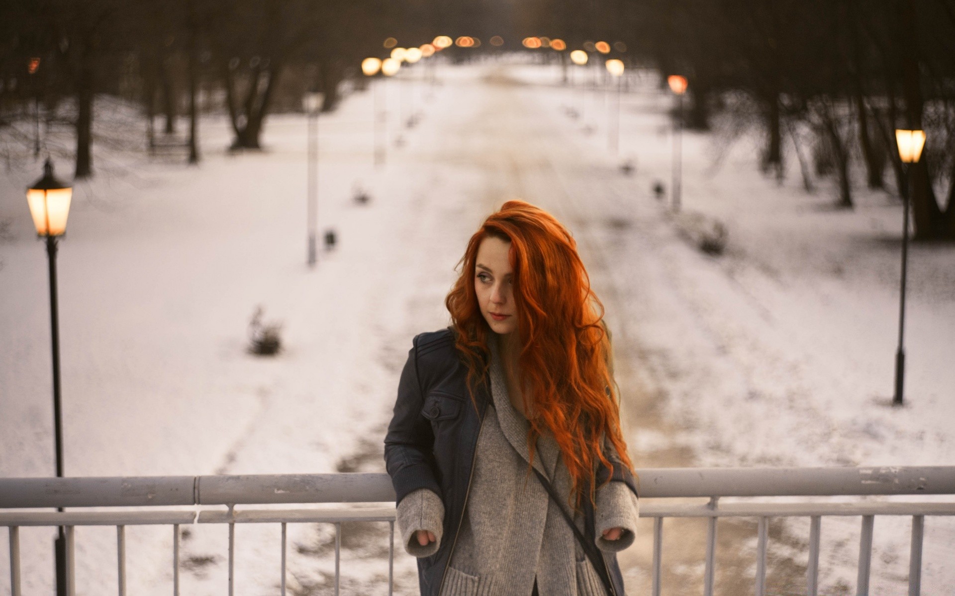 andere mädchen winter schnee kälte frau straße erwachsener allein tragen porträt stadt städtisch im freien weihnachten licht straße landschaft