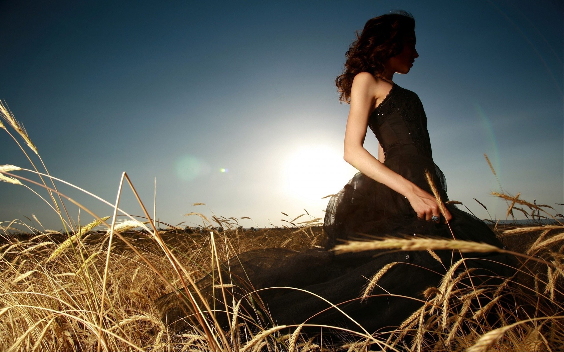 autre fille coucher de soleil champ ciel soleil paysage herbe fille nature été plage beau temps lumière beau foin aube portrait paille soir foin