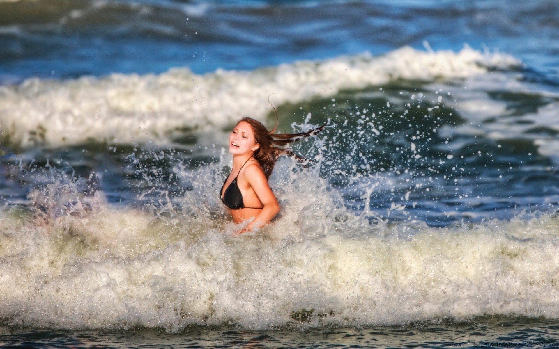 andere mädchen wasser brandung meer ozean strand nass urlaub welle vergnügen sommer urlaub spritzen action meer spray wassersport