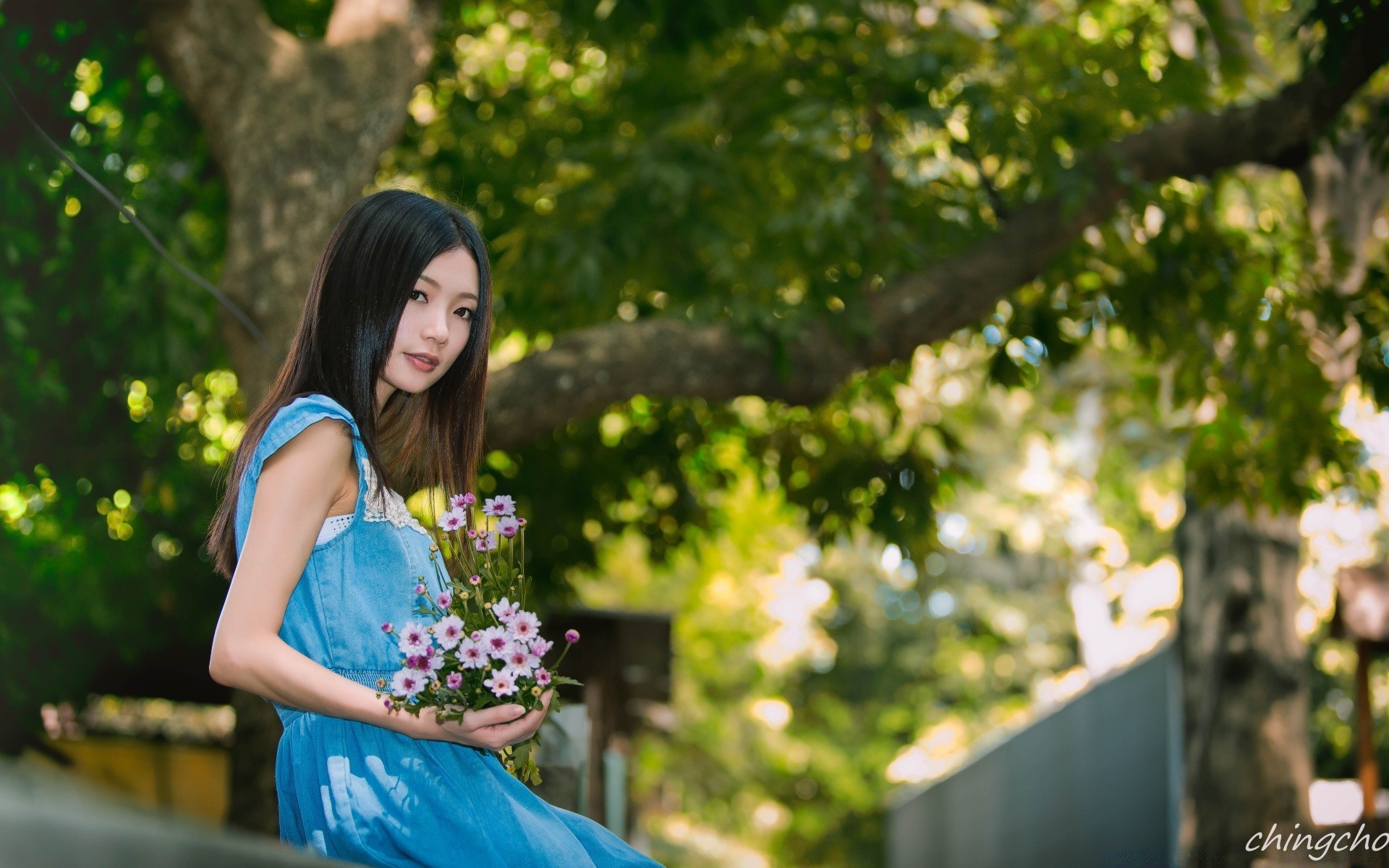 其他女孩 自然 夏天 女人 户外 女孩 花 公园 天气好 衣服 肖像 放松 年轻 一个