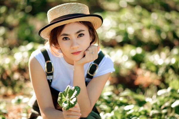 Dnvushka in der Natur mit einem Blatt in der Hand