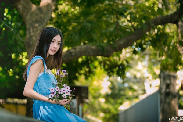 一个女孩在户外的肖像