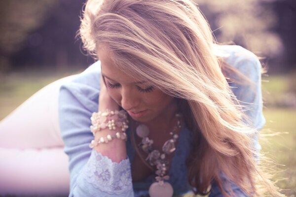 Pensive blonde avec des décorations massives