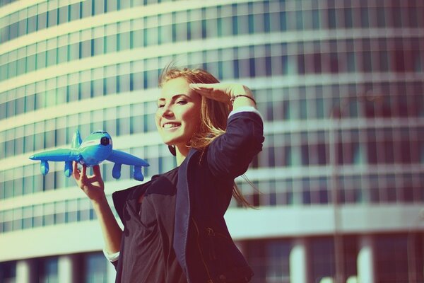 La jeune fille rend hommage aux pilotes et aux avions